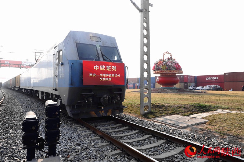 중국-유럽 화물열차 창안호 첫 문화열차가 시안을 출발해 카자흐스탄 북카자흐스탄주로 향한다. [사진 촬영: 리즈창(李志強)]