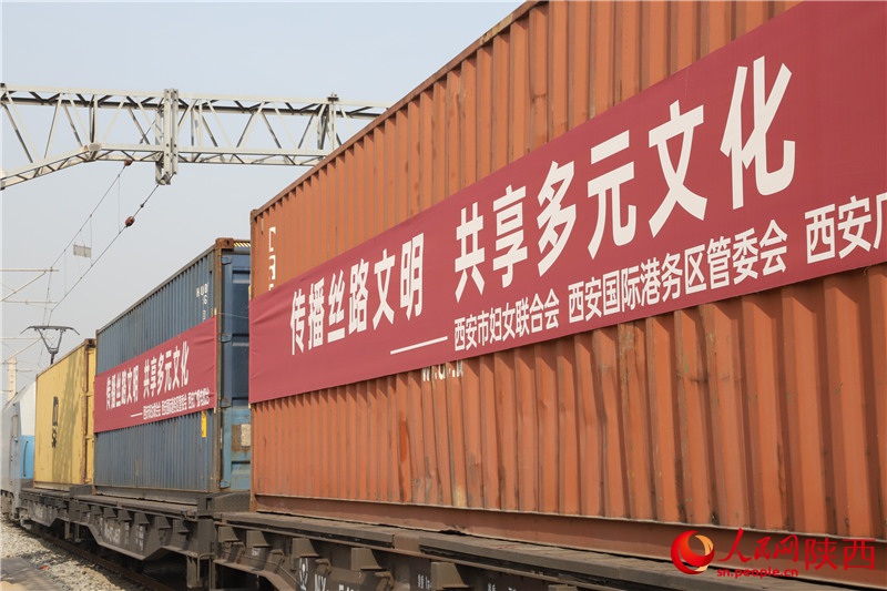 중국-유럽 화물열차 창안호 첫 문화열차가 시안을 출발해 카자흐스탄 북카자흐스탄주로 향한다. [사진 촬영: 리즈창]