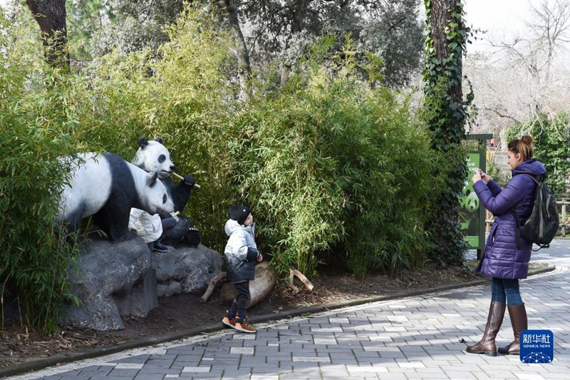 3월 7일, 어린이들이 동물원에서 판다 조각상과 기념사진을 촬영한다.