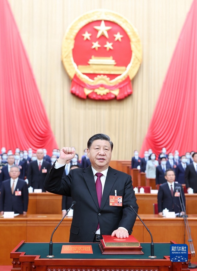 시진핑 국가주석, 중앙군사위원회 주석이 헌법 선서를 진행하고 있다. [사진 출처: 신화사]