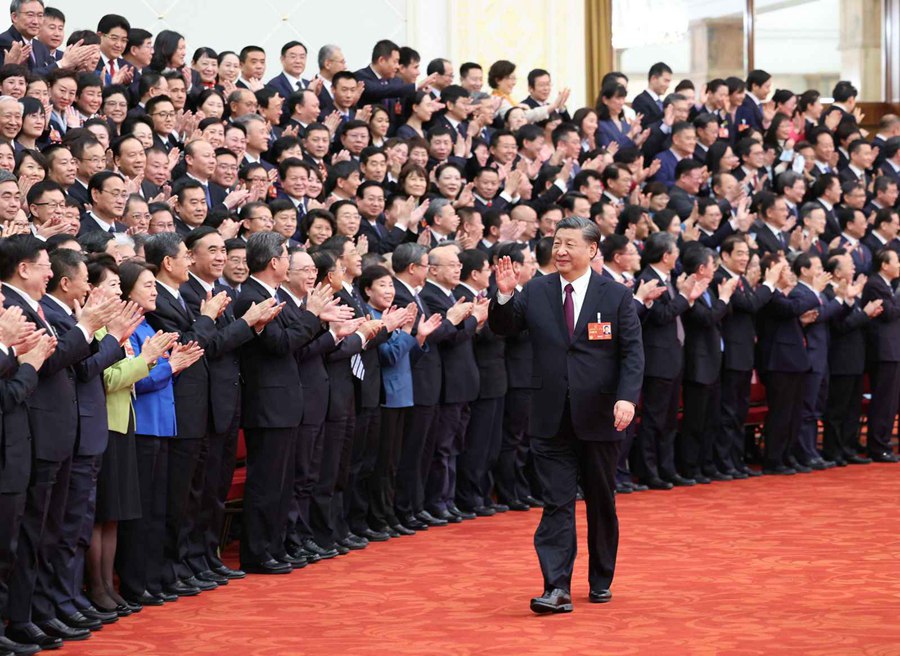 당일 오후, 시진핑 등 당과 국가 지도부가 인민대회당에서 14기 전인대 1차회의 대표들을 회견하며 기념사진을 함께 촬영했다. 사진은 시 주석이 대표들에게 손을 흔들며 인사를 하는 모습이다. [사진 출처: 신화사]