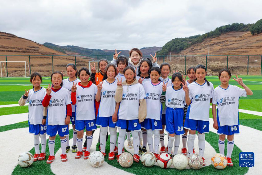 ‘장미의 꿈 축구장’에서 완자야오(萬佳瑤)(뒤에서 가운데) 쓰촨 출신 중국 여자 축구 대표팀 선수가 와우초등학교 여자 축구팀과 훈련 후 단체 사진을 촬영했다. [2023년 3월 3일 촬영/사진 출처: 신화사]