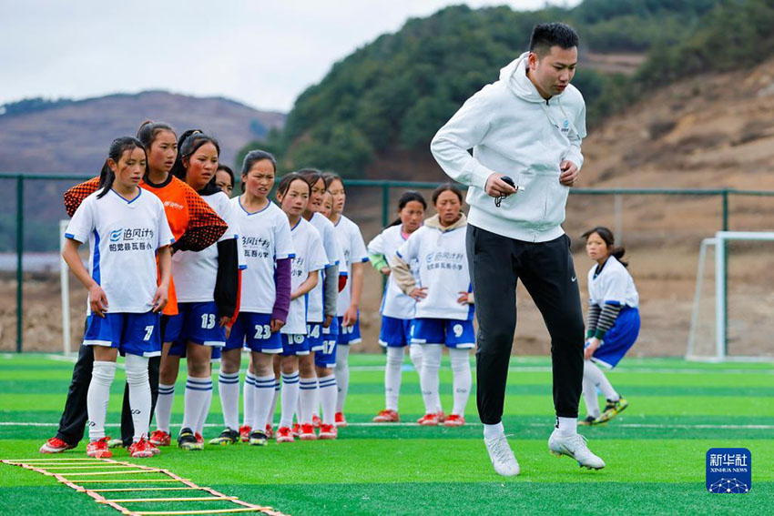 와우초등학교의 여자 축구팀 선수들이 차오궈둥(曹國棟)(맨 앞) 코치와 훈련 중이다. [2023년 3월 3일 촬영/사진 출처: 신화사]