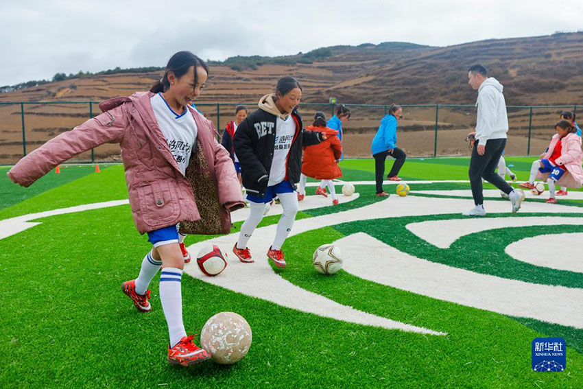와우초등학교 여자 축구팀 선수들이 훈련 중이다. [2023년 3월 3일 촬영/사진 출처: 신화사]