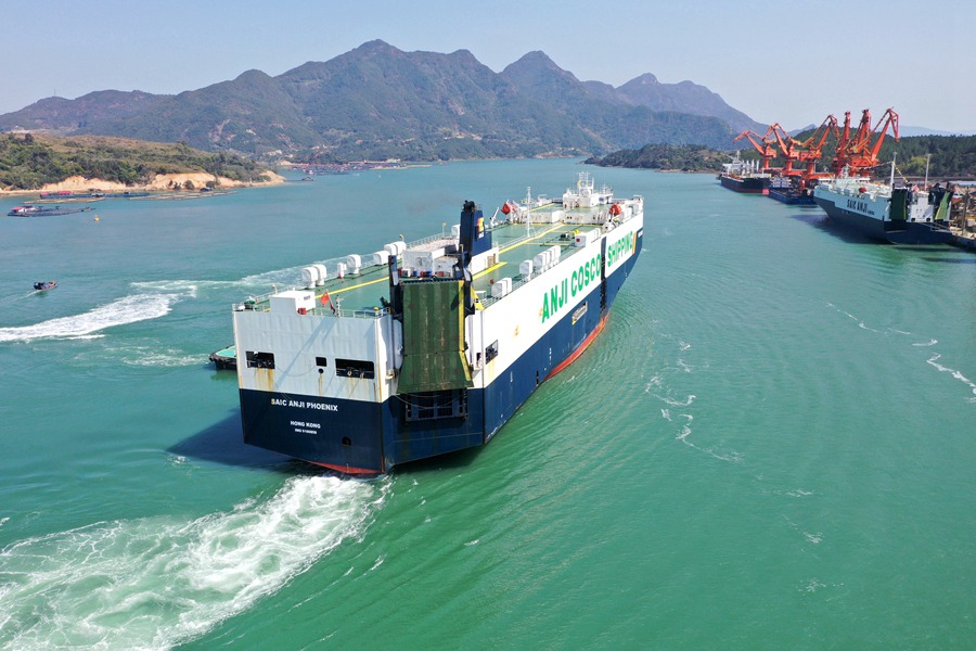 대형 컨테이너선 ‘안지펑황호’가 장완 작업구역을 출발해 멕시코로 향한다. [사진 촬영: 천다(陳達)]