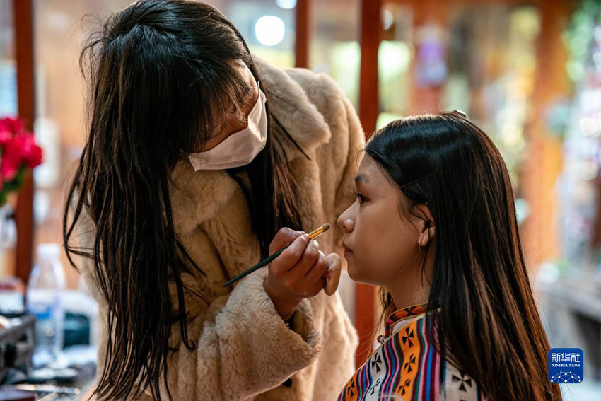 관광객이 두커쭝고성 안의 한 짱족 전통 의상 체험관에서 화장을 받고 있다. [3월 8일 촬영/사진 출처: 신화사]