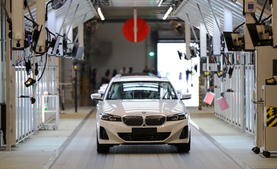 지난해 6월 23일 랴오닝성 선양시에 위치한 화천바오마 리다(里達) 공장에서 생산되고 있는 BMW i3 전기차 (사진/신화사)