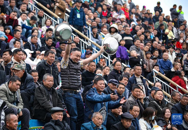 3월 26일, 관중 한 명이 세숫대야를 들고 열띤 응원을 펼친다. [사진 출처: 신화사]