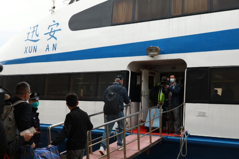 샤먼 우퉁 페리 터미널에서 133명의 승객이 진먼행 페리에 오르고 있다. [사진 출처: 인민망]