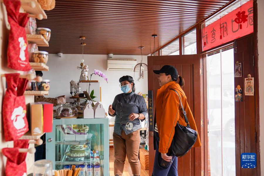 베이징시 미윈구 진포뤄촌의 시커우 식사연구소에서 류톈톈 씨가 손님에게 가게의 특색 상품을 소개하고 있다. [2023년 3월 7일 촬영/사진 출처: 신화사]