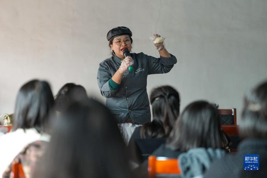 베이징시 미윈구 진포뤄촌에서 류톈톈 씨가 손님들에게 제품 제작 과정을 설명하고 있다. [2023년 3월 7일 촬영/사진 출처: 신화사]