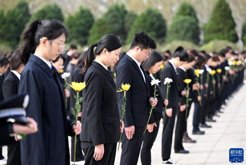 4월 5일 톈진시 열사능원, 청년 대표들이 열사 기념비 앞에서 추모한다. [사진 출처: 인민망]