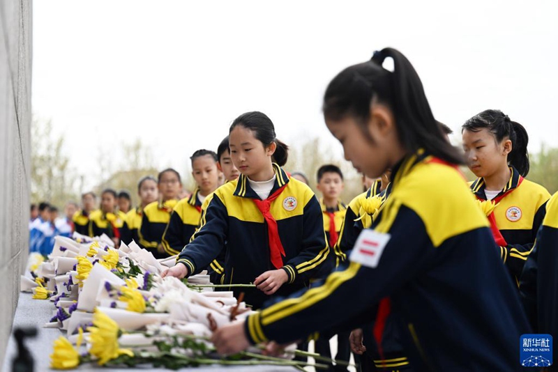 4월 5일 톈진시 열사능원, 학생 대표들이 열사 기념비에 헌화한다. [사진 출처: 인민망]