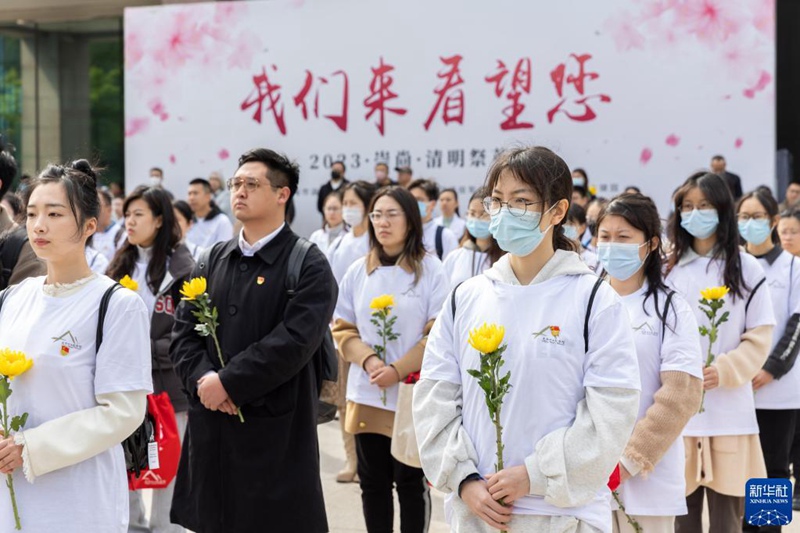 4월 5일, 사회 각계 인사들이 상하이시 룽화(龍華)열사능원을 찾아 열사를 추모한다. [사진 출처: 인민망]