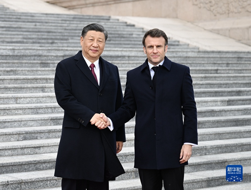 시진핑 국가주석이 6일 오후 베이징 인민대회당에서 중국을 국빈 방문한 에마뉘엘 마크롱 프랑스 대통령과 회담했다. 회담에 앞서 시 주석은 인민대회당 동문 밖 광장에서 마크롱 대통령을 위해 환영식을 열었다.