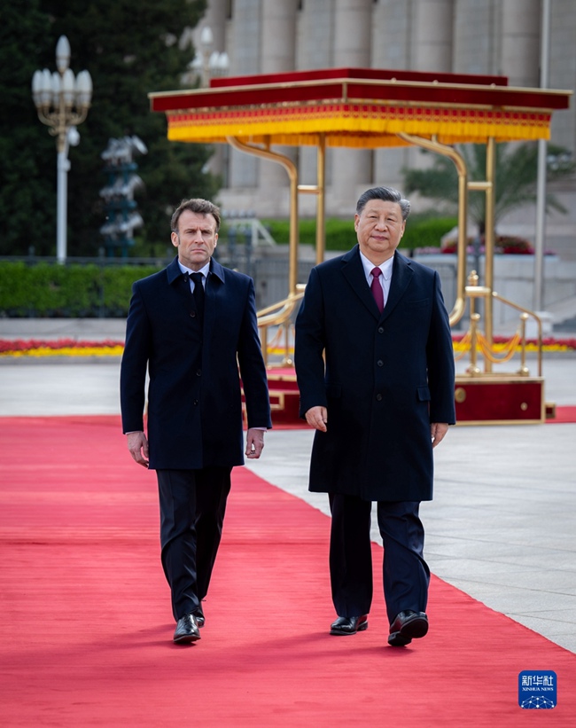 시진핑 국가주석이 6일 오후 베이징 인민대회당에서 중국을 국빈 방문한 에마뉘엘 마크롱 프랑스 대통령과 회담했다. 회담에 앞서 시 주석은 인민대회당 동문 밖 광장에서 마크롱 대통령을 위해 환영식을 열었다.