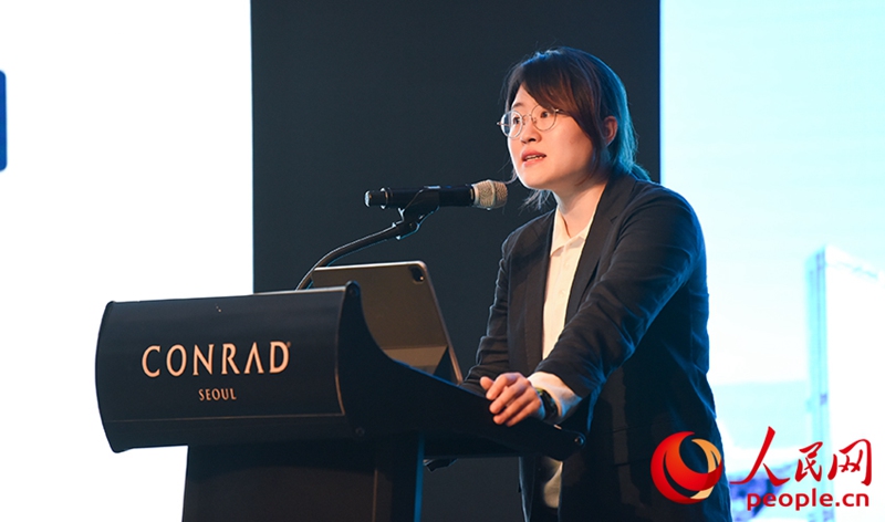 박금란 코트라 외투기업고충처리실 과장이 한국 투자 환경에 대해 소개하고 있다. [사진 출처: 인민망]