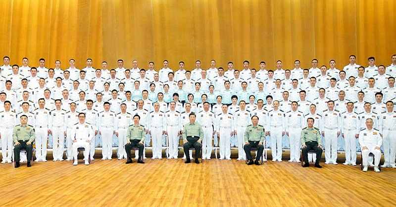 시진핑 주석이 남부전구 해군 장병 대표를 접견하고 있다. [사진 출처: 신화사]