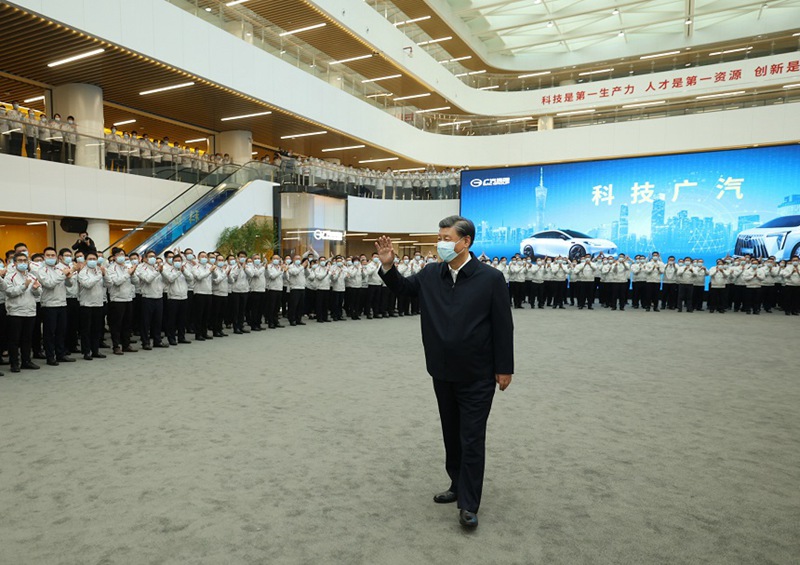 4월 12일 오후, 시 주석이 광저우자동차(GAC) 연구원에서 근로자들에게 손을 흔들며 인사하고 있다. [사진 출처: 신화사]