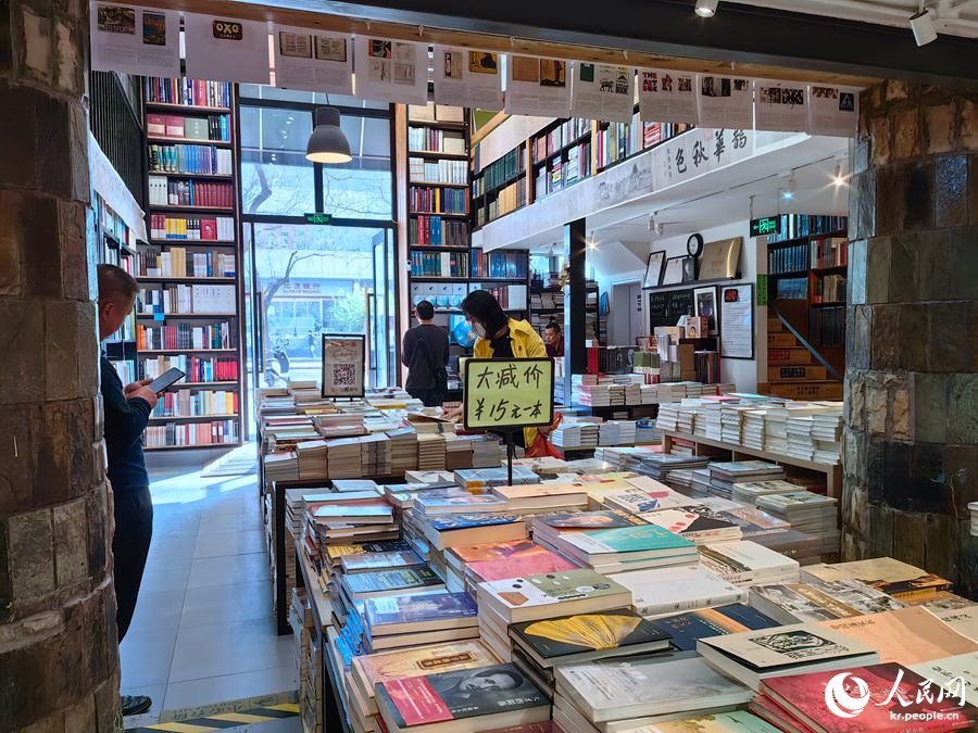 즈상성인(紙上聲音)서점에서는 저렴한 가격으로 새책과 중고 책을 살 수 있다. [사진 촬영: 인민망 왕찬]