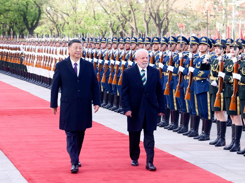 회담에 앞서 인민대회당 밖에서 열린 환영식에 참석한 시진핑 주석과 룰라 대통령 [사진 출처: 신화사]