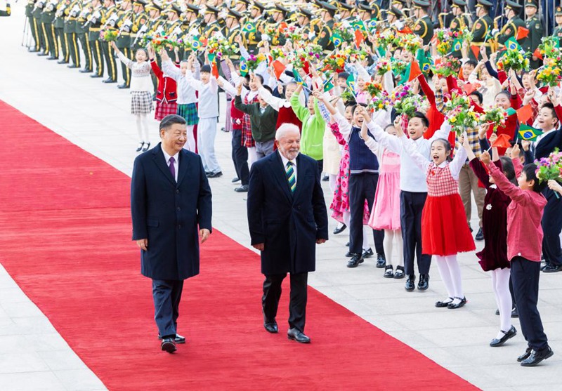회담에 앞서 인민대회당 밖에서 열린 환영식에 참석한 시진핑 주석과 룰라 대통령 [사진 출처: 신화사]