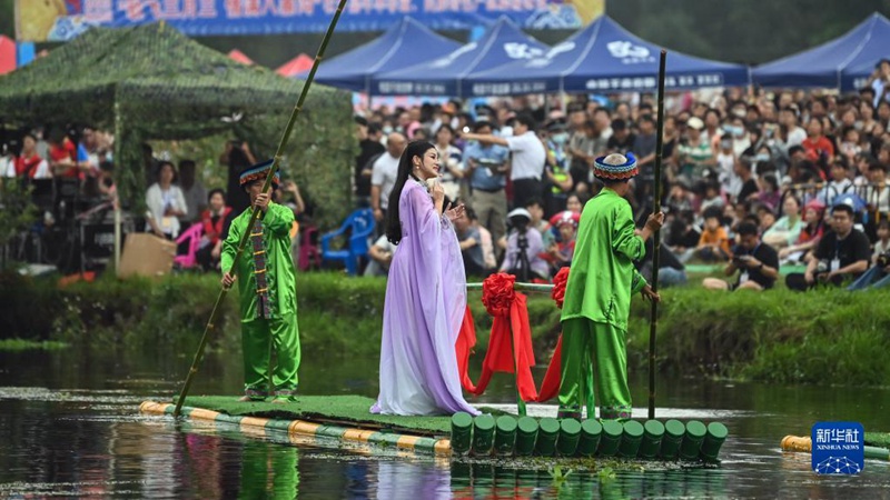 가수가 자연경관을 배경으로 가곡 공연을 하고 있다. [4월 22일 촬영/사진 출처: 신화사]