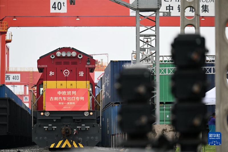 4월 23일, 중국-유럽 화물열차 창안호 지리 자동차 수출 특별 열차가 시안 국제항구역에서 출발 대기 중이다. [사진 출처: 신화사]