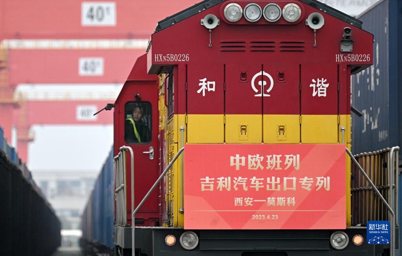 4월 23일, 중국-유럽 화물열차 창안호 지리 자동차 수출 특별 열차가 시안 국제항구역에서 출발 대기 중이다. [사진 출처: 신화사]
