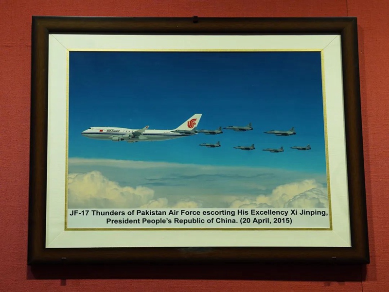 2015년 4월, 시진핑 주석이 파키스탄으로부터 선물 받은 ‘샤오룽’ 전투기 호위 비행 사진 [사진 출처: 신화사]