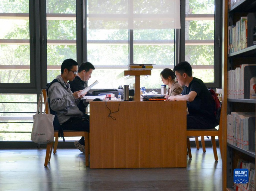 베이징외국어대학교 도서관에서 학생들이 연휴를 이용해 책을 읽으며 재충전의 시간을 보내고 있다. [4월 29일 촬영/사진 출처: 신화사]