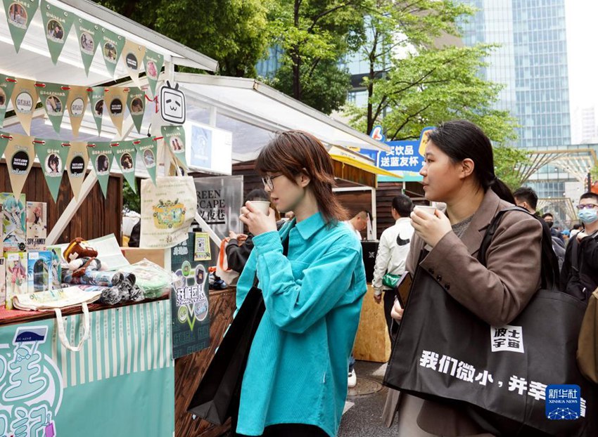 상하이 커피 문화 페스티벌 행사장을 찾은 시민들이 커피를 시음하고 있다. [4월 29일 촬영/사진 출처: 신화사]