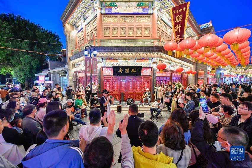 관광객들이 지난달 29일 톈진 고문화거리에서 가수 공연을 즐기고 있다. [사진 출처: 신화사]