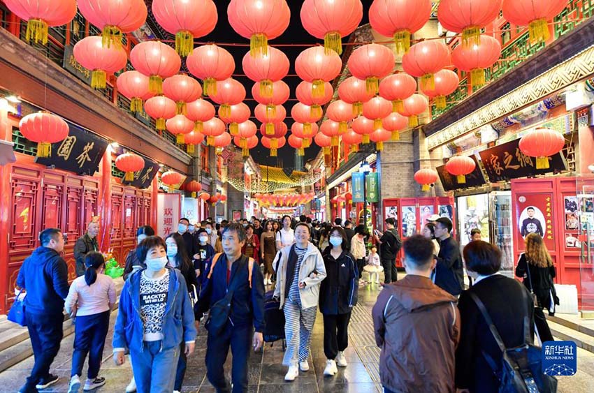 관광객들이 지난달 29일 톈진 고문화거리에서 관광하고 있다. [사진 출처: 신화망]