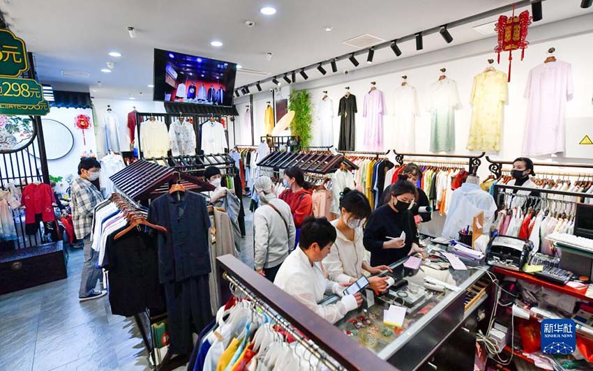 관광객들이 지난달 29일 톈진 고문화거리의 한 옷가게에서 쇼핑하고 있다. [사진 출처: 신화사]