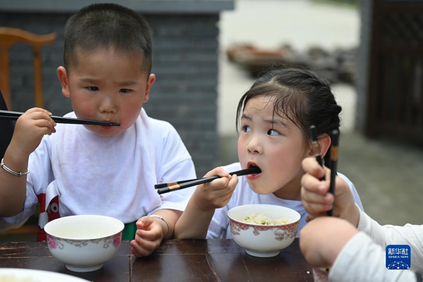 어린이들이 ‘야미반’을 맛본다. [5월 4일 촬영/사진 출처: 신화사]