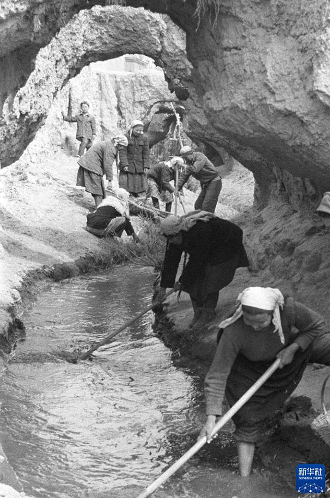 1963년 신장 투루판 지역민들이 카레즈 수로를 보수했다. [사진 출처: 신화사]