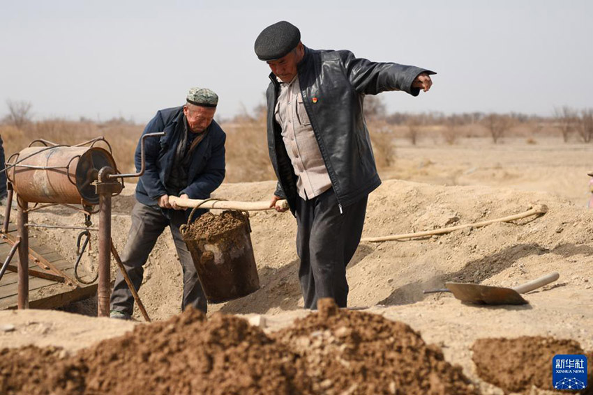 지역민들이 화위안촌 카레즈 수로 안에서 건져낸 진흙 [3월 9일 촬영/사진 출처: 신화사]
