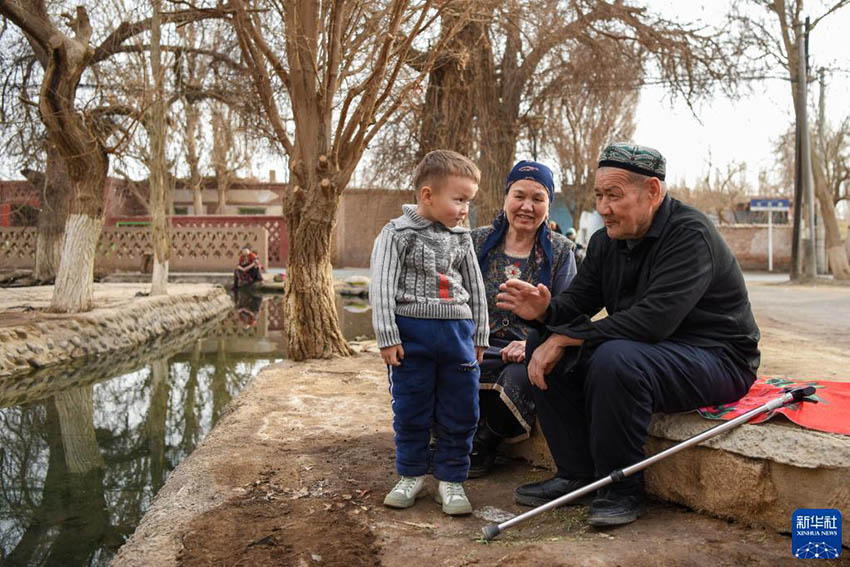 차터카러(恰特喀勒)향 바이스바라칸얼쯔(拜什巴拉坎兒孜)촌의 73세 노인은 손자에게 어릴 적 카레즈를 건설했던 이야기를 들려준다. [3월 7일 촬영/사진 출처: 신화사]