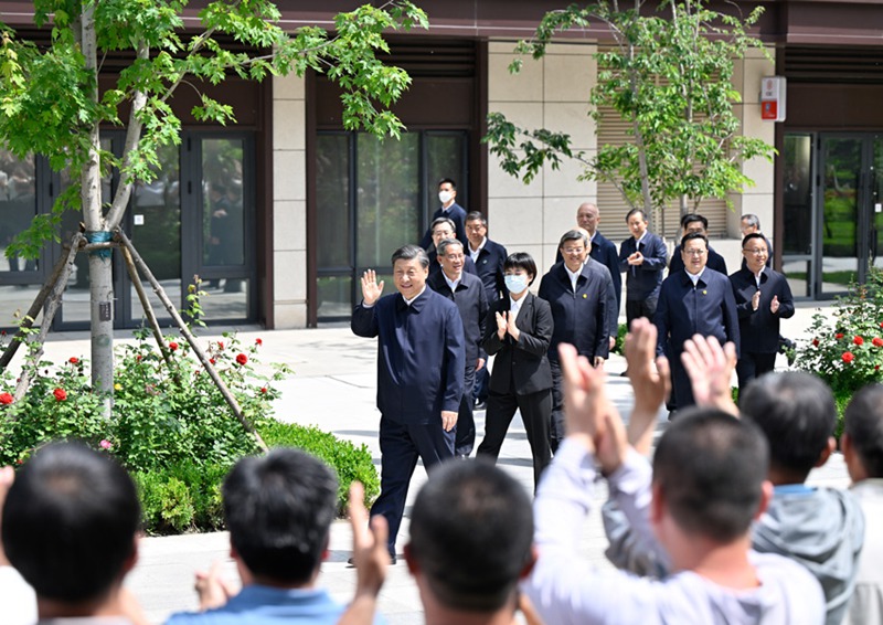 5월 10일 오전, 시 주석이 슝안신구 룽둥(容東) 구역 난원잉(南文營) 지역사회를 시찰하면서 주민들에게 손을 흔들며 인사를 건네고 있다. [사진 출처: 신화사]