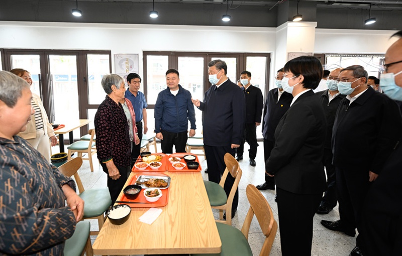 5월 10일 오전, 시 주석이 슝안신구 룽둥 구역 난원잉 지역사회의 구내식당을 방문해 식사 중이던 노인들과 얘기를 나누고 있다. [사진 출처: 신화사]