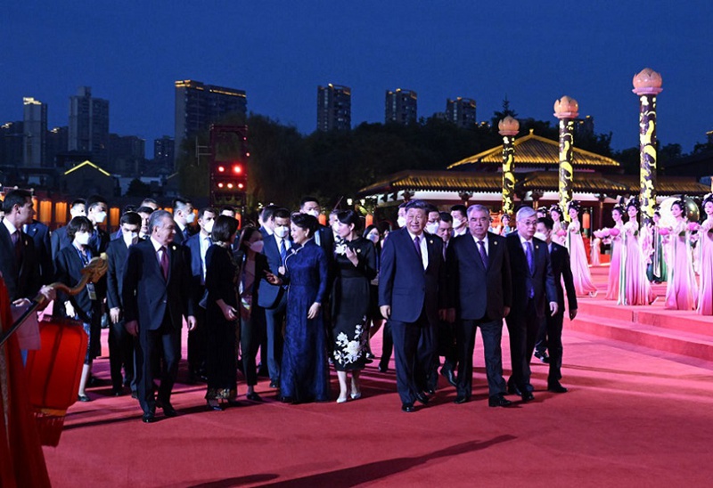 시진핑 주석 내외가 귀빈들과 함께 환영 연회장으로 이동하고 있다. [사진 출처: 신화사] 
