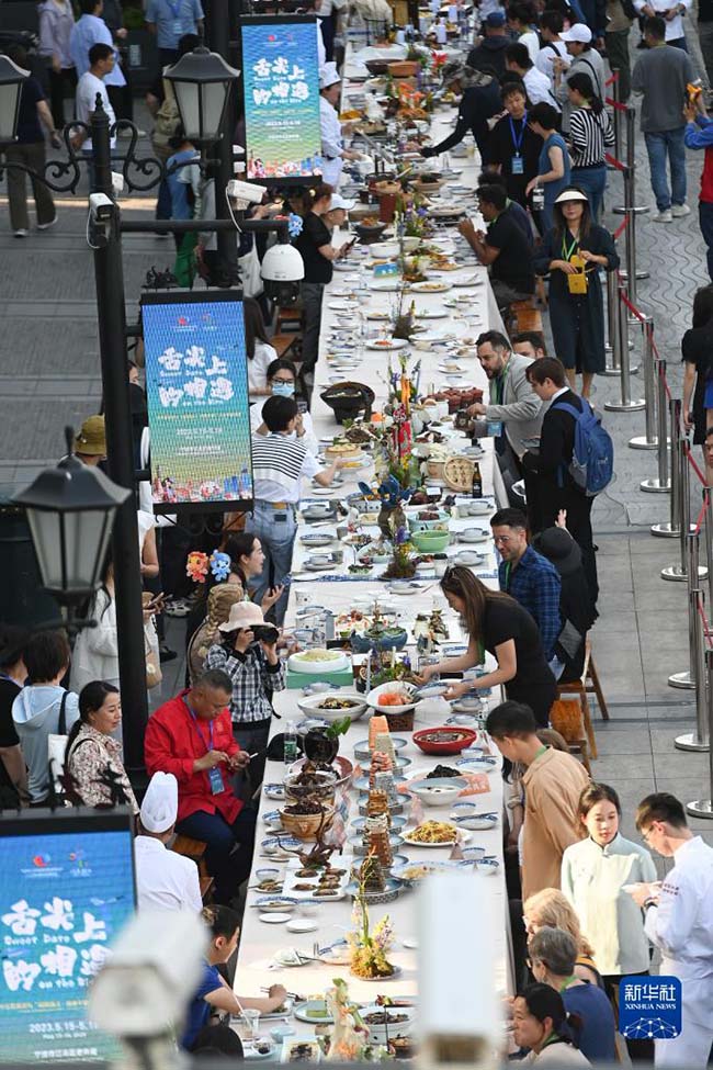 시민과 관광객들이 닝보 라오와이탄에서 먹거리를 즐긴다. [5월 15일 촬영/사진 출처: 신화사]