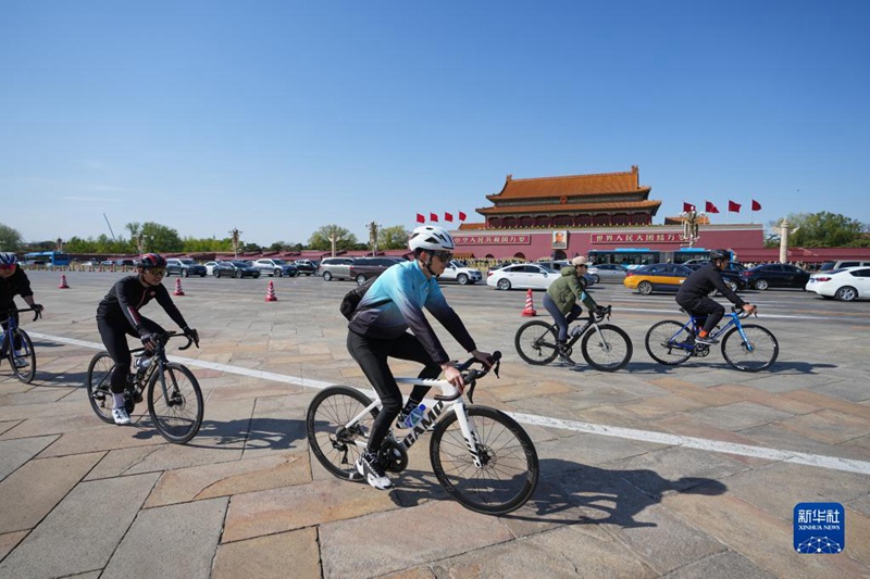 4월 8일, 자전거 애호가 펑다(彭達, 중간)와 ‘화(花) young’ 자전거 동호인들이 베이징 창안제(長安街) 거리를 달린다. [사진 출처: 신화사]