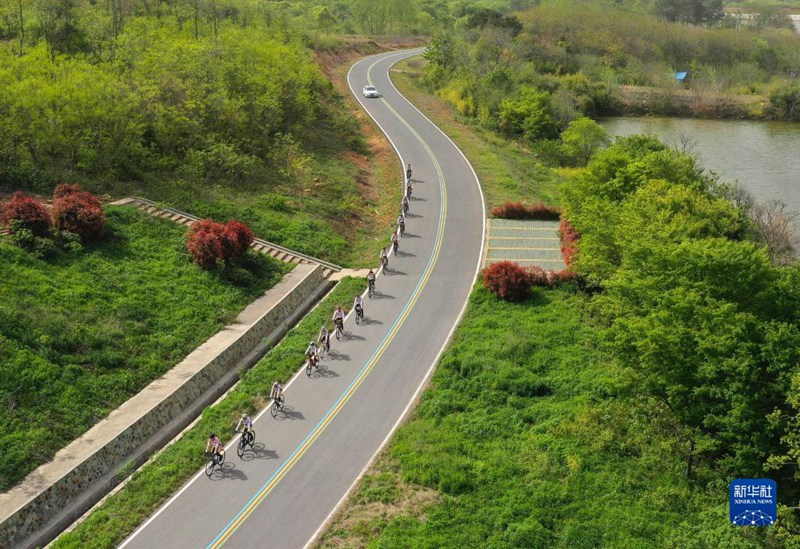 4월 12일, 자전거 애호가들이 장쑤(江蘇)성 쥐룽(句容)시 톈왕(天王)진에서 주행 중이다. [사진 출처: 신화사]