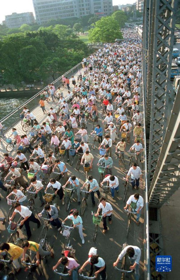 1989년 광저우(廣州), 자전거로 출근하는 인파 [자료 사진/출처: 신화사]