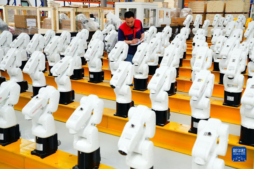 쩌우청시 로봇산업단지에서 직원이 공업 로봇의 품질을 검사한다. [5월 11일 촬영/사진 출처: 신화사]