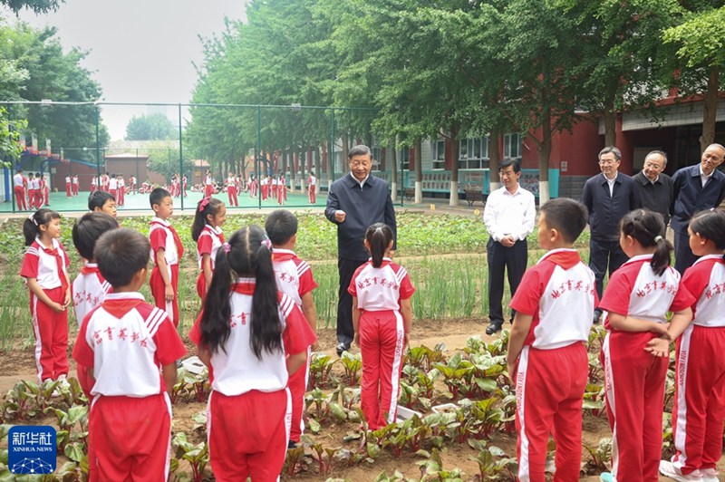 시진핑 주석이 학생농장에서 농사 짓기 실천 중인 초등학생들과 환담을 나누고 있다. [사진 출처: 신화사]