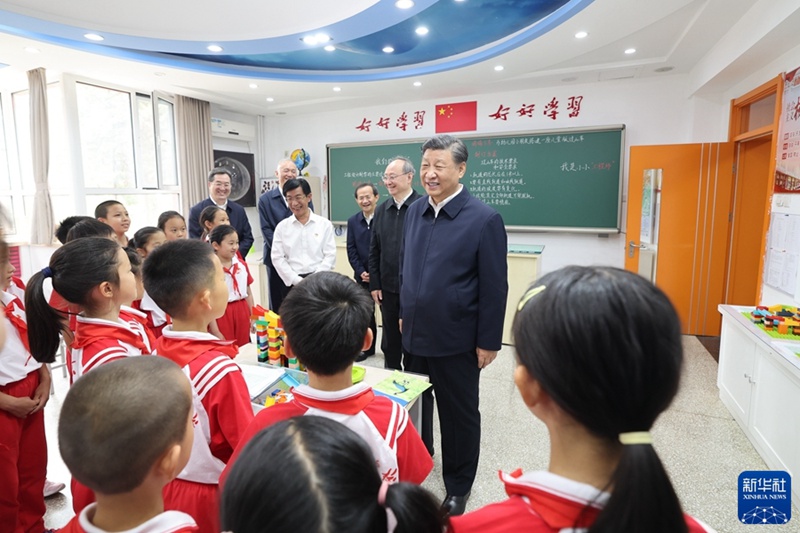 시진핑 주석이 과학교실에서 초등학생들과 환담을 나누고 있다. [사진 출처: 신화사]