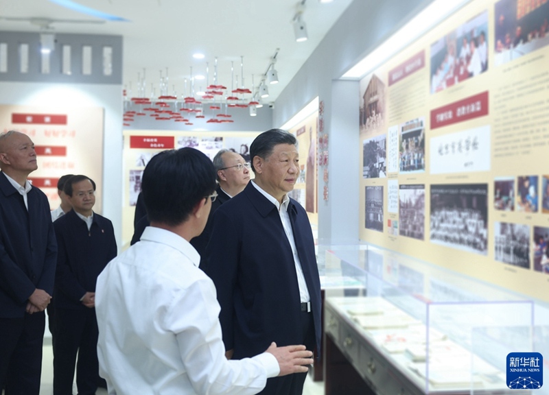 시진핑 주석이 학교의 역사관을 둘러보고 있다. [사진 출처: 신화사]